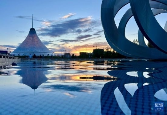 這是7月1日在哈薩克斯坦首都阿斯塔納拍攝的“可汗之帳”購(gòu)物中心。新華社記者 岳月偉 攝