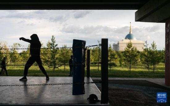 7月2日，在哈薩克斯坦首都阿斯塔納，一名男子在橋下運(yùn)動(dòng)場(chǎng)練習(xí)拳擊。新華社記者 白雪騏 攝