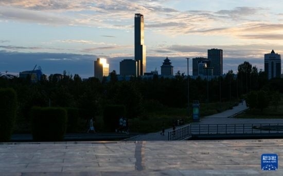 這是7月2日拍攝的哈薩克斯坦首都阿斯塔納市中心的建筑群。新華社記者 白雪騏 攝