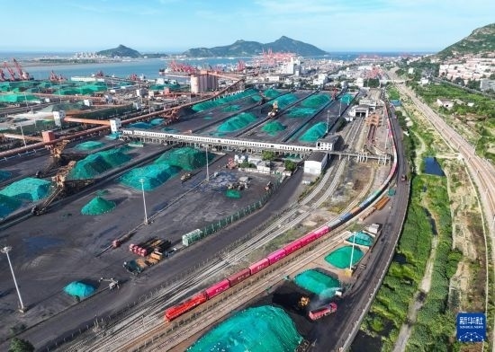 6月26日，“韓國-連云港-中亞”國際多式聯(lián)運(yùn)班列從中哈連云港物流合作基地出發(fā)，駛往哈薩克斯坦、烏茲別克斯坦（無人機(jī)照片）。班列運(yùn)載的55個(gè)大柜此前于6月13日從韓國境內(nèi)發(fā)出，經(jīng)釜山港海運(yùn)抵達(dá)連云港后轉(zhuǎn)由鐵路運(yùn)輸。新華社記者 季春鵬 攝