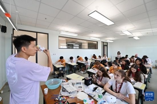 7月3日，外國學生在學習繪制京劇臉譜。新華社記者 李然 攝