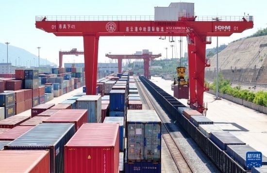 6月30日，在中哈連云港物流合作基地，大型機(jī)械在吊裝集裝箱（無人機(jī)照片）。新華社發(fā)（王健民 攝）