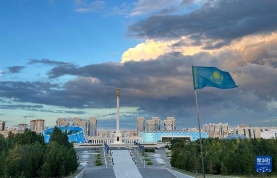 這是7月2日拍攝的哈薩克斯坦首都阿斯塔納獨(dú)立廣場(chǎng)。新華社記者 岳月偉 攝