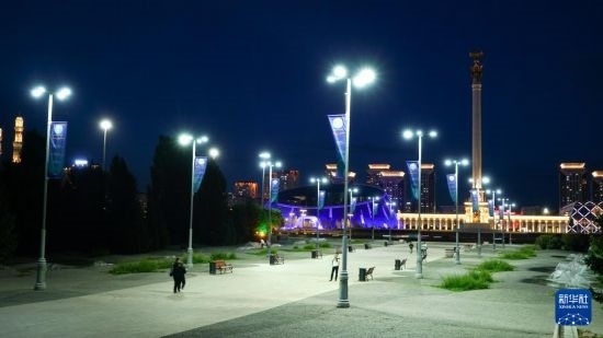 這是7月2日在哈薩克斯坦首都阿斯塔納拍攝的獨(dú)立廣場上的紀(jì)念柱（右后）。新華社記者 王建華 攝