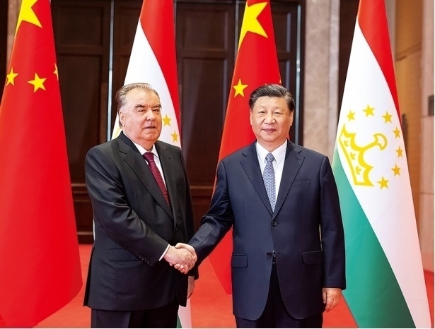 2023年5月，國(guó)家主席習(xí)近平在西安同來(lái)華出席中國(guó)—中亞峰會(huì)并進(jìn)行國(guó)事訪問(wèn)的塔吉克斯坦總統(tǒng)拉赫蒙會(huì)談。新華社記者 丁海濤 攝