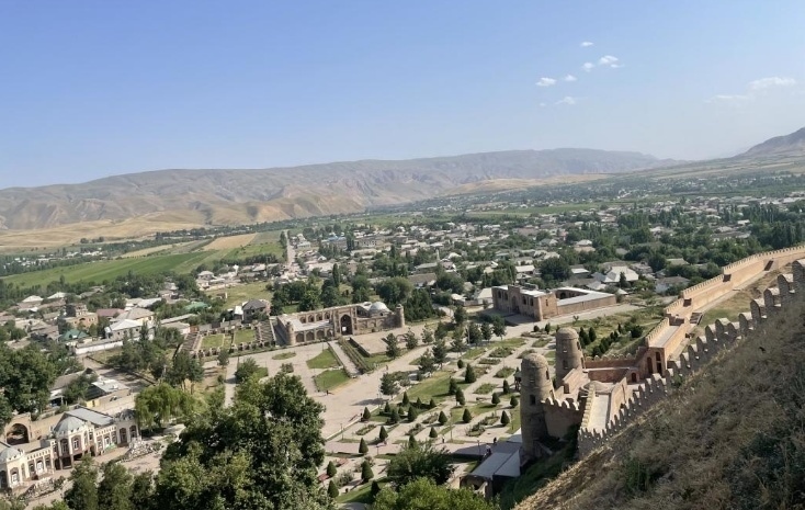 位于塔吉克斯坦杜尚別西北的吉薩爾古城，有著3000多年歷史。有研究認為，張騫出使大宛回程途中曾經過此地。圖為從吉薩爾古城城墻俯瞰城門與市鎮(zhèn)。本報記者 曲頌 攝