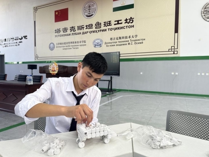 在塔吉克斯坦魯班工坊內，學員正在操作能力源創(chuàng)新套件。本報記者 屈佩 攝