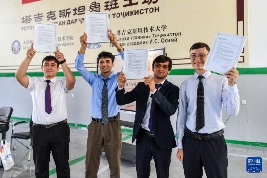 7月3日，在塔吉克斯坦首都杜尚別，魯班工坊赴華留學(xué)生展示錄取通知書(shū)。新華社記者 曹陽(yáng) 攝