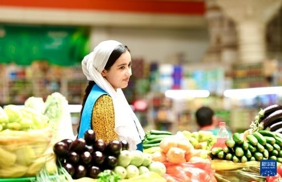 這是7月3日在塔吉克斯坦首都杜尚別大巴扎內(nèi)拍攝的營(yíng)業(yè)者。新華社記者 姚大偉 攝