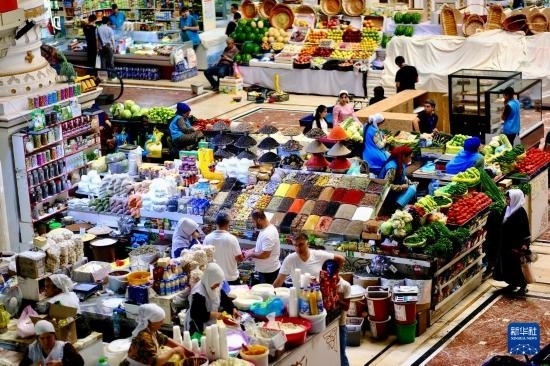這是6月13日在塔吉克斯坦首都杜尚別拍攝的大巴扎內(nèi)景。新華社記者 鄭開君 攝