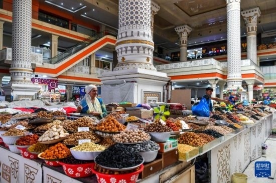 這是6月27日在塔吉克斯坦首都杜尚別拍攝的大巴扎內(nèi)景。新華社記者 曹陽(yáng) 攝