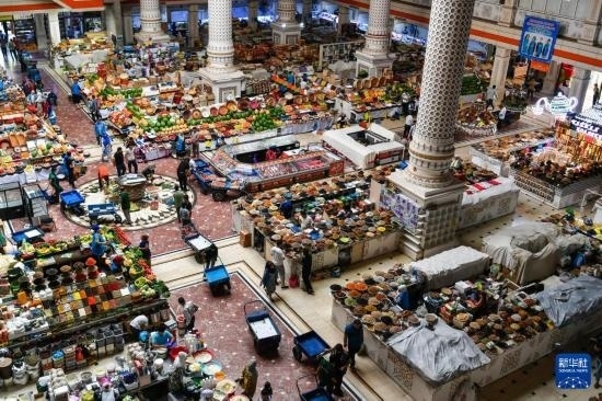 這是6月27日在塔吉克斯坦首都杜尚別拍攝的大巴扎內(nèi)景。新華社記者 曹陽(yáng) 攝