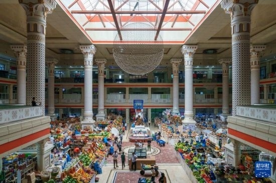 這是7月1日在塔吉克斯坦首都杜尚別拍攝的大巴扎內(nèi)景。新華社記者 周荻瀟 攝