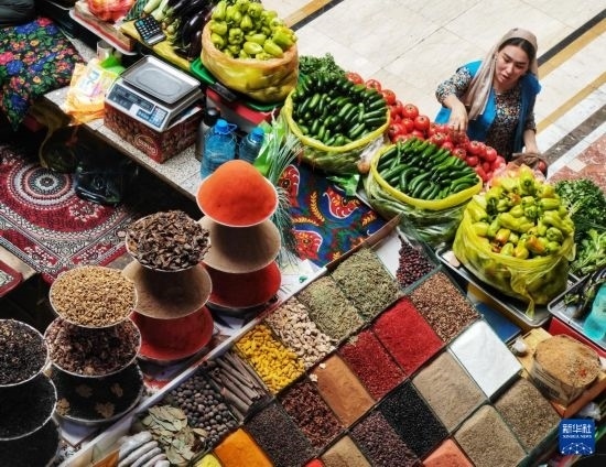 這是7月3日在塔吉克斯坦首都杜尚別拍攝的大巴扎內(nèi)景。新華社記者 燕雁 攝