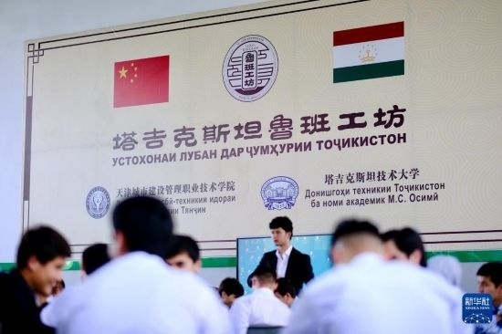 6月14日，學(xué)生們?cè)谒怂固故锥级派袆e的魯班工坊內(nèi)學(xué)習(xí)。新華社記者 鄭開(kāi)君 攝