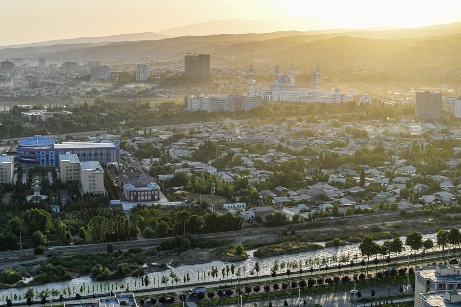 這是2024年6月26日拍攝的塔吉克斯坦首都杜尚別城市風(fēng)光。新華社記者 曹陽(yáng) 攝