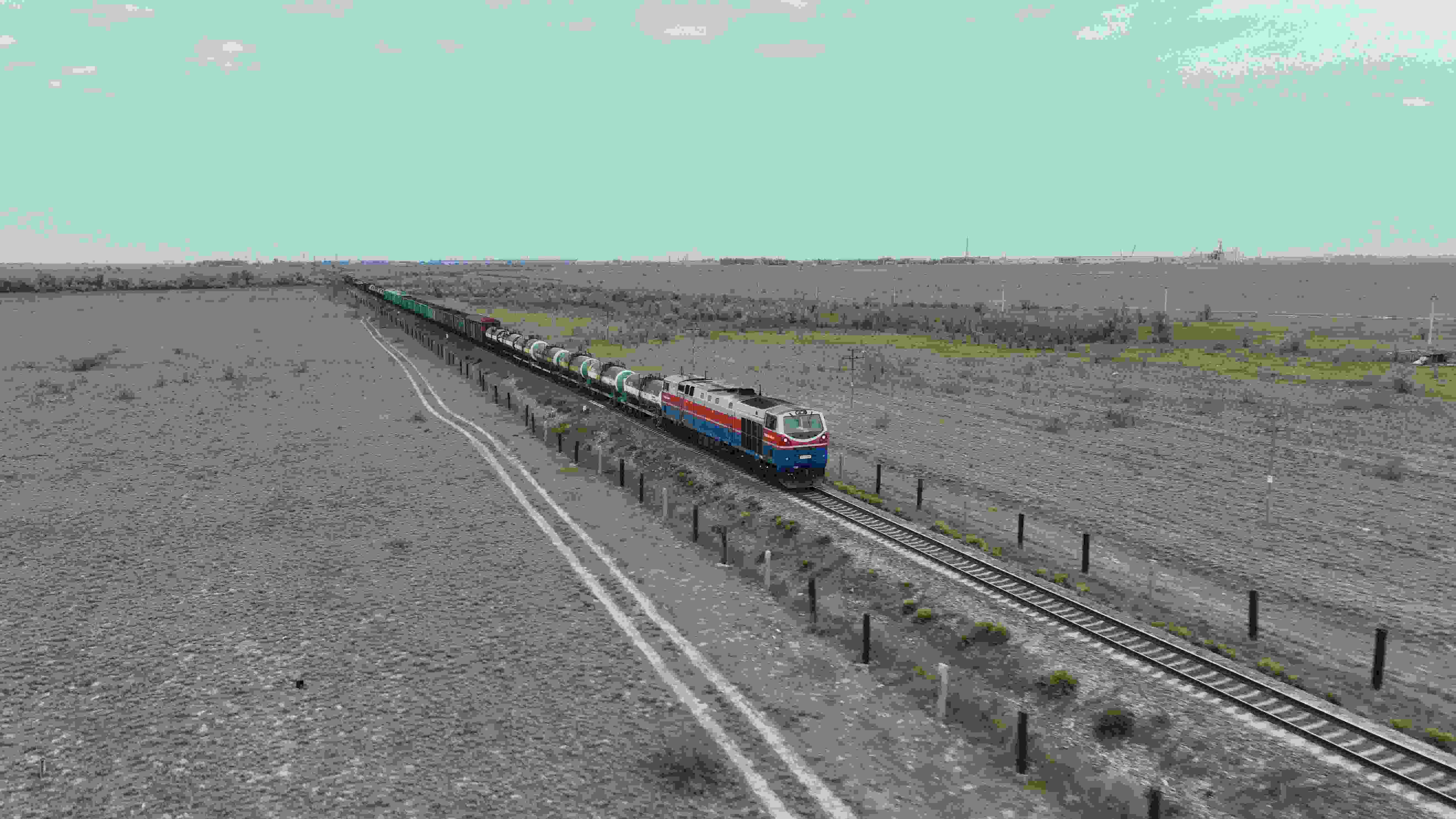 △ 2023年5月12日，在哈薩克斯坦阿拉木圖附近，貨運(yùn)列車馳騁于阿拉木圖與中國(guó)霍爾果斯間（無(wú)人機(jī)照片）。