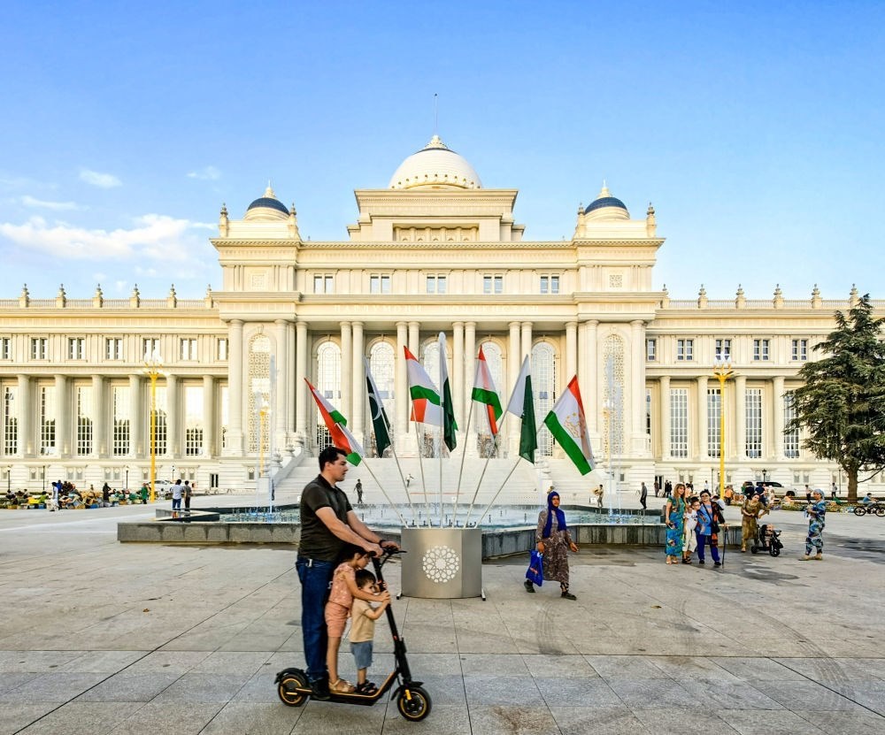 2024年7月1日，人們?cè)谒怂固棺h會(huì)大樓前的廣場上休閑。