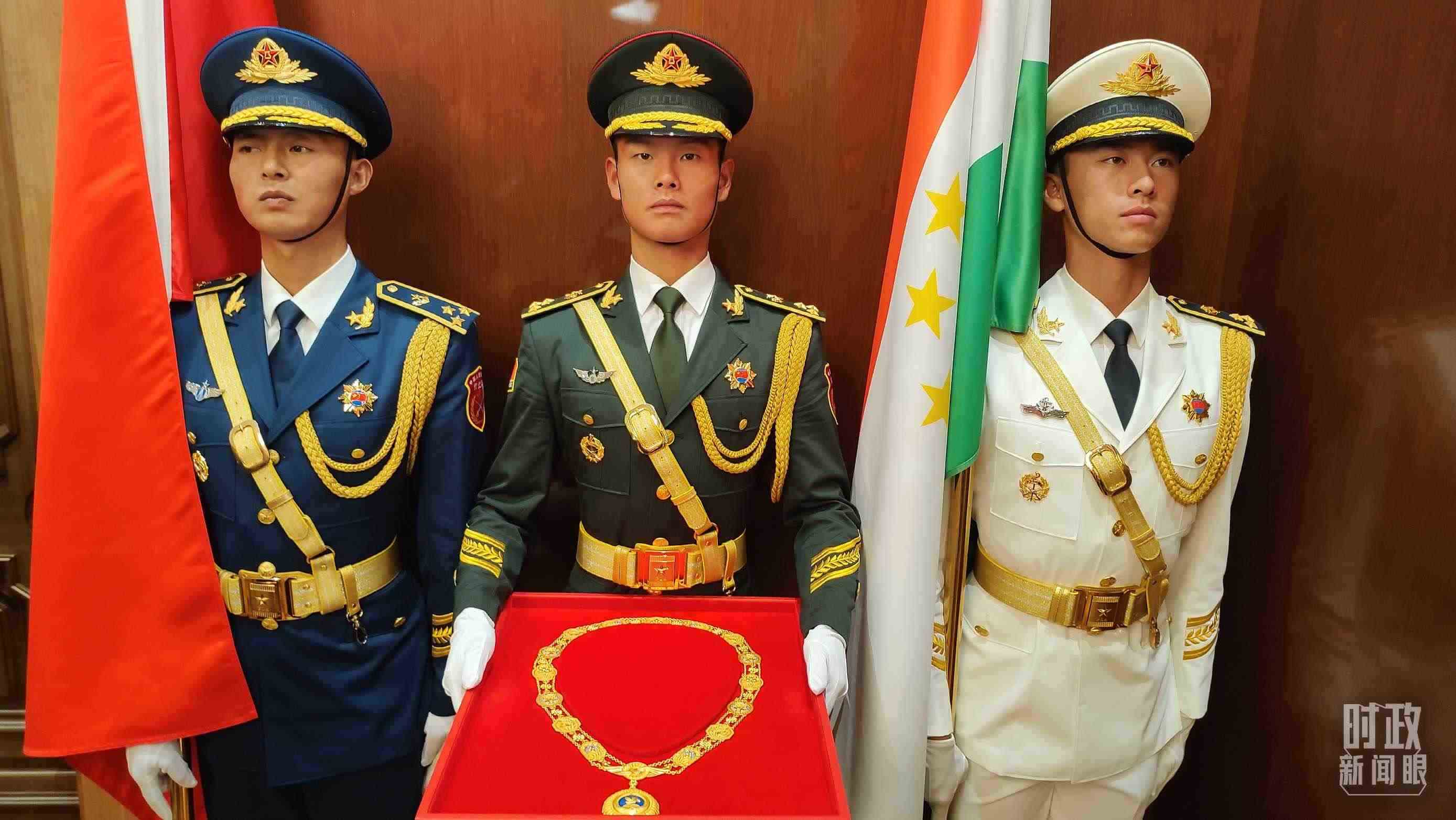 △中方儀仗兵護送“友誼勛章”入場。（總臺央視記者薛冠南拍攝）