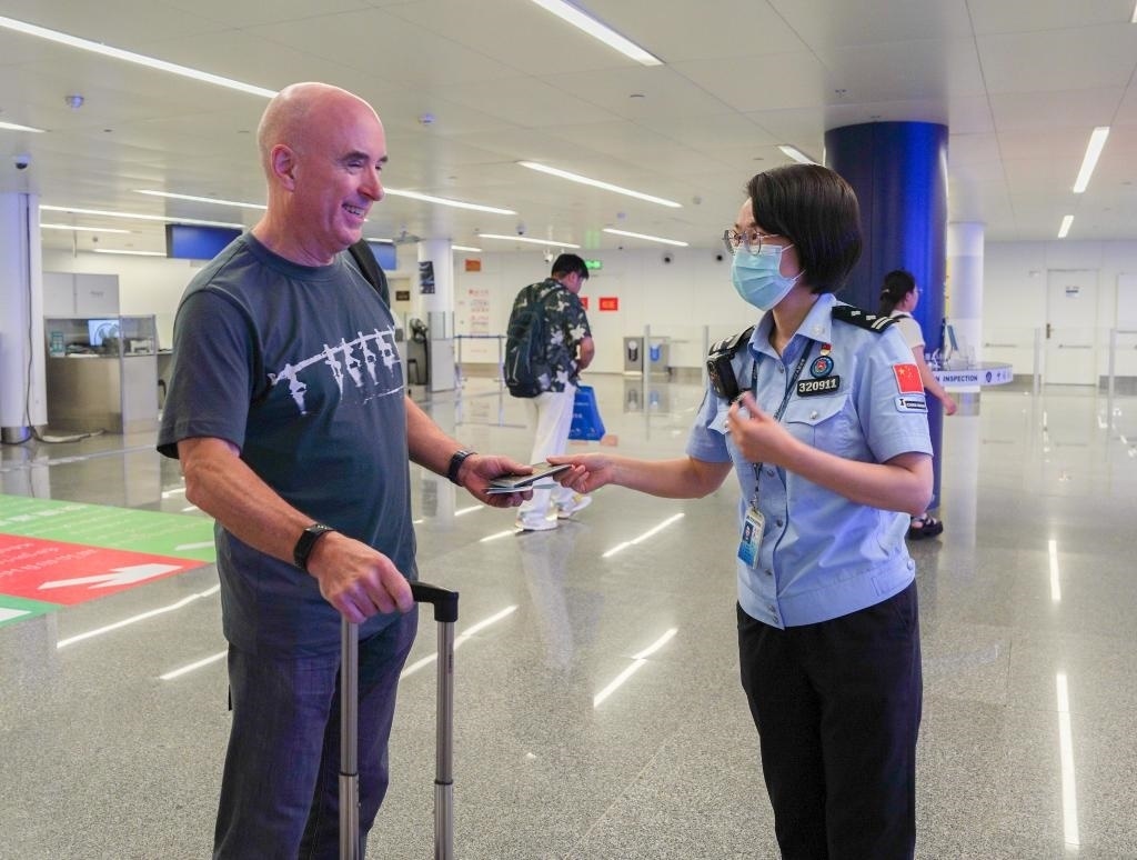  7月2日，南寧邊檢站移民管理警察引導(dǎo)外籍旅客有序通關(guān)。（南寧邊檢站供圖）