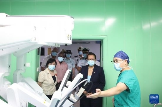 7月5日，塞舌爾衛(wèi)生部長(zhǎng)維多在中國(guó)海軍“和平方舟”號(hào)醫(yī)院船上參觀。新華社發(fā)（劉志磊 攝）