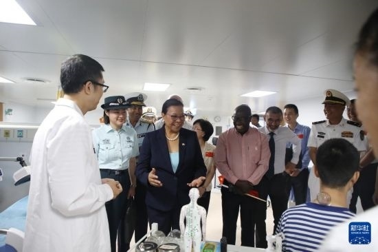 7月5日，塞舌爾衛(wèi)生部長(zhǎng)維多在中國(guó)海軍“和平方舟”號(hào)醫(yī)院船上參觀中醫(yī)診室。新華社發(fā)（劉志磊 攝）