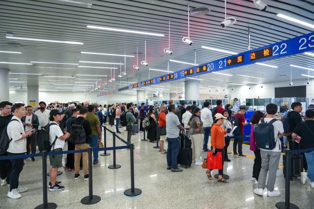 7月4日，白云邊檢站旅客通關(guān)現(xiàn)場。（白云邊檢站供圖）