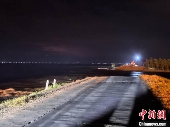  7月6日凌晨，湖南岳陽華容縣團(tuán)洲垸洞庭湖一線堤防決口現(xiàn)場(chǎng)。中新社記者 白祖偕 攝