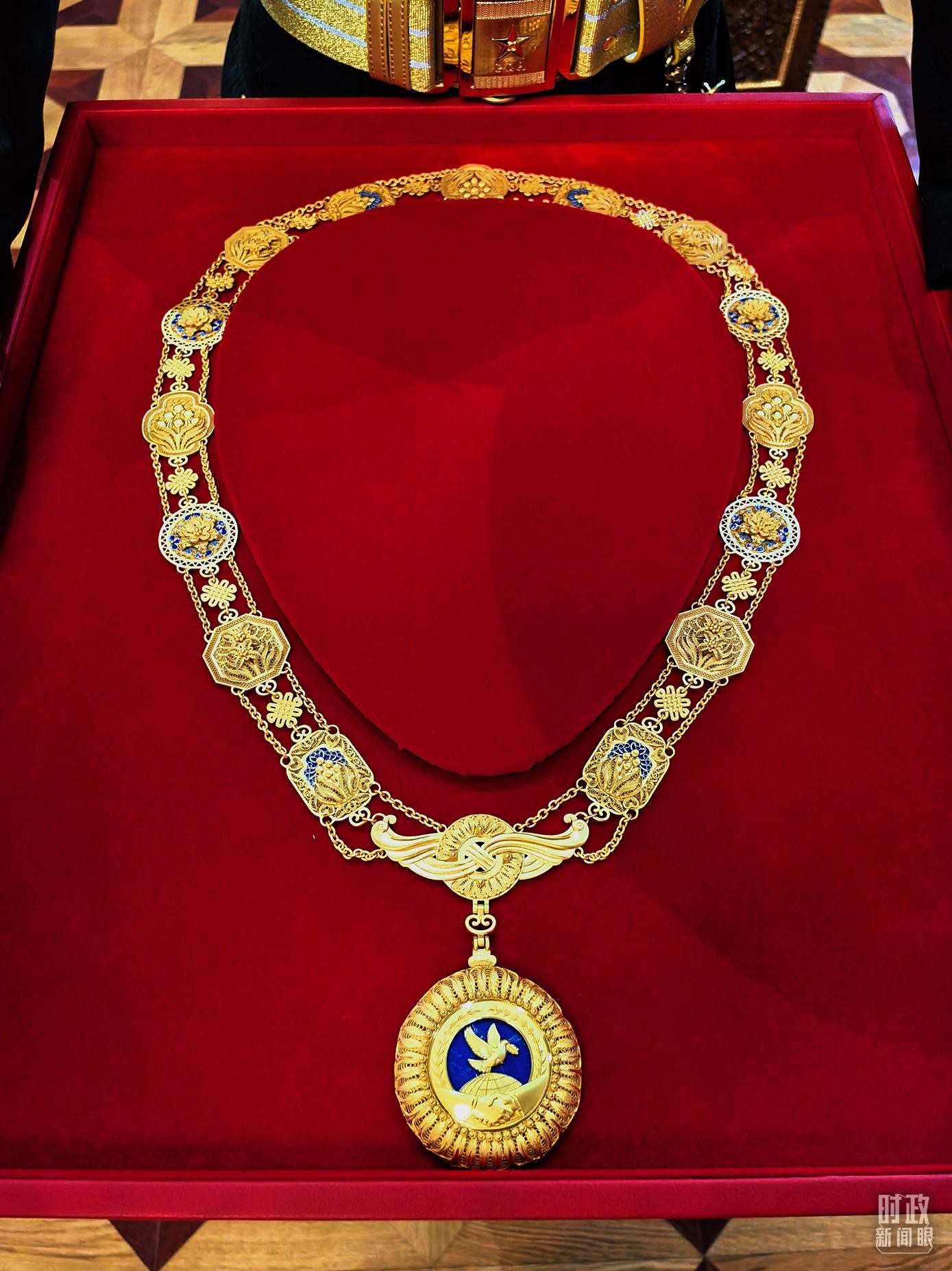 △中華人民共和國“友誼勛章”。（總臺央視記者范學禹拍攝）