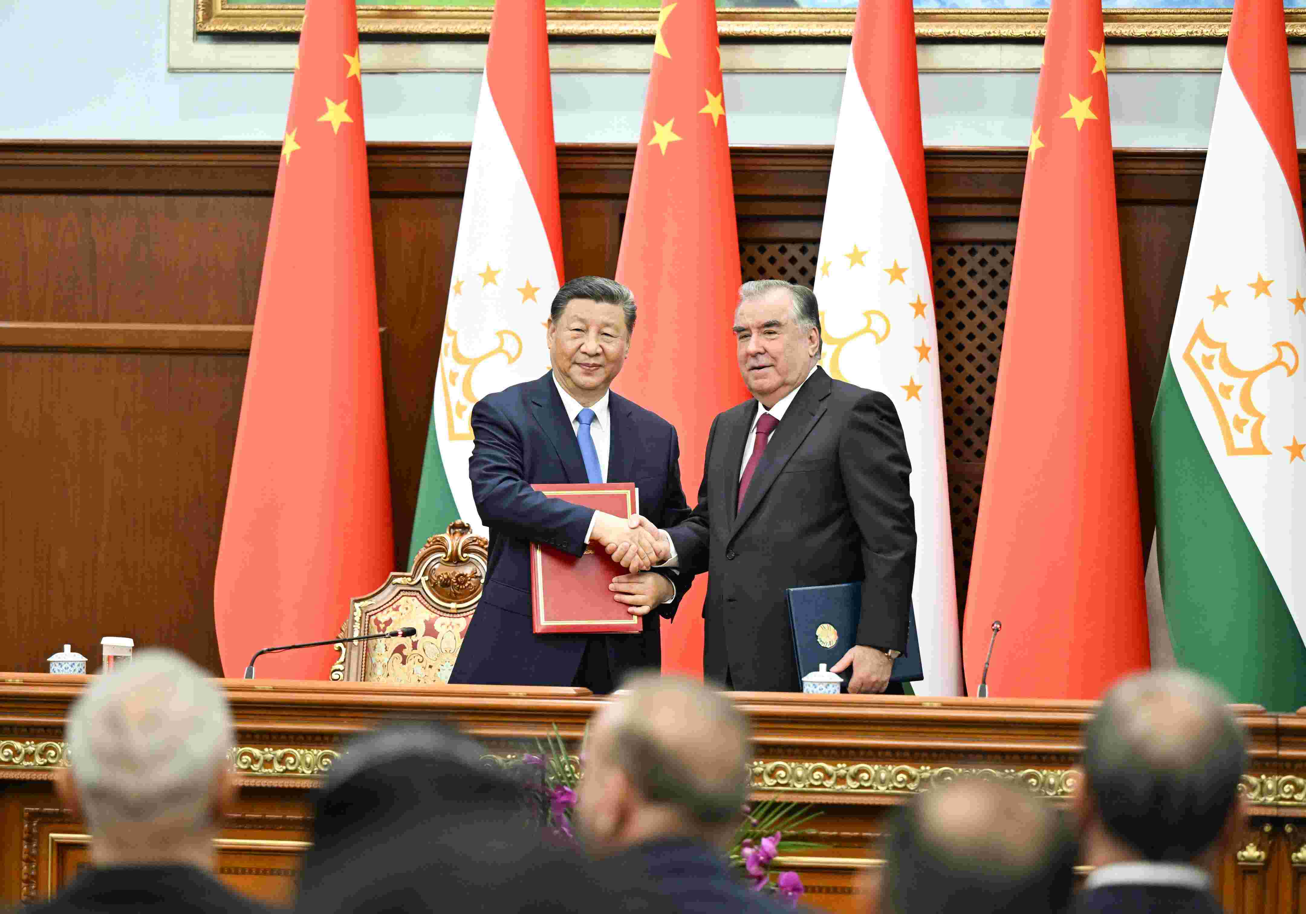 當?shù)貢r間2024年7月5日下午，習近平主席同塔吉克斯坦總統(tǒng)拉赫蒙在杜尚別總統(tǒng)府舉行會談。會談后，兩國元首共同簽署《中華人民共和國和塔吉克斯坦共和國關(guān)于發(fā)展新時代全面戰(zhàn)略合作伙伴關(guān)系的聯(lián)合聲明》。