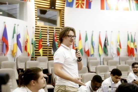 7月8日，美國(guó)中田納西州立大學(xué)大一學(xué)生雅克布·揚(yáng)在共譜華美和音交流營(yíng)上分享。新華社發(fā)