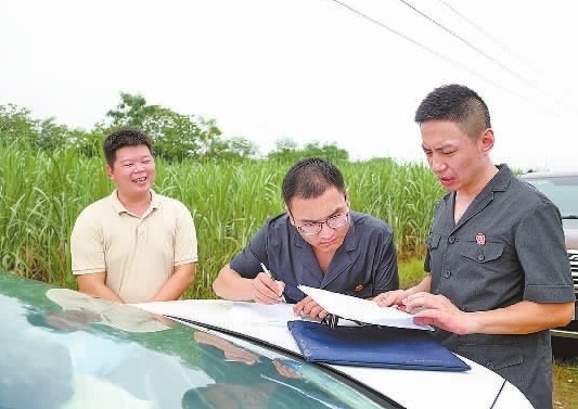 圖③：清塘后，執(zhí)行干警與某農(nóng)場負(fù)責(zé)人確認(rèn)魚塘交付情況。