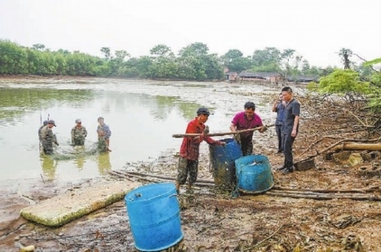 圖②：執(zhí)行干警督促凌某捕魚清塘。