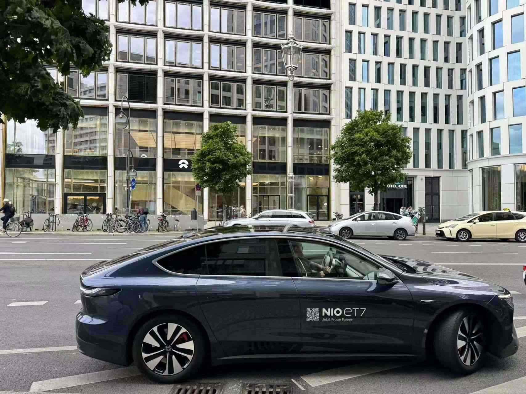 消費(fèi)者在蔚來(lái)柏林智能駕駛中心前試駕電動(dòng)汽車。 人民網(wǎng)記者 李強(qiáng)攝