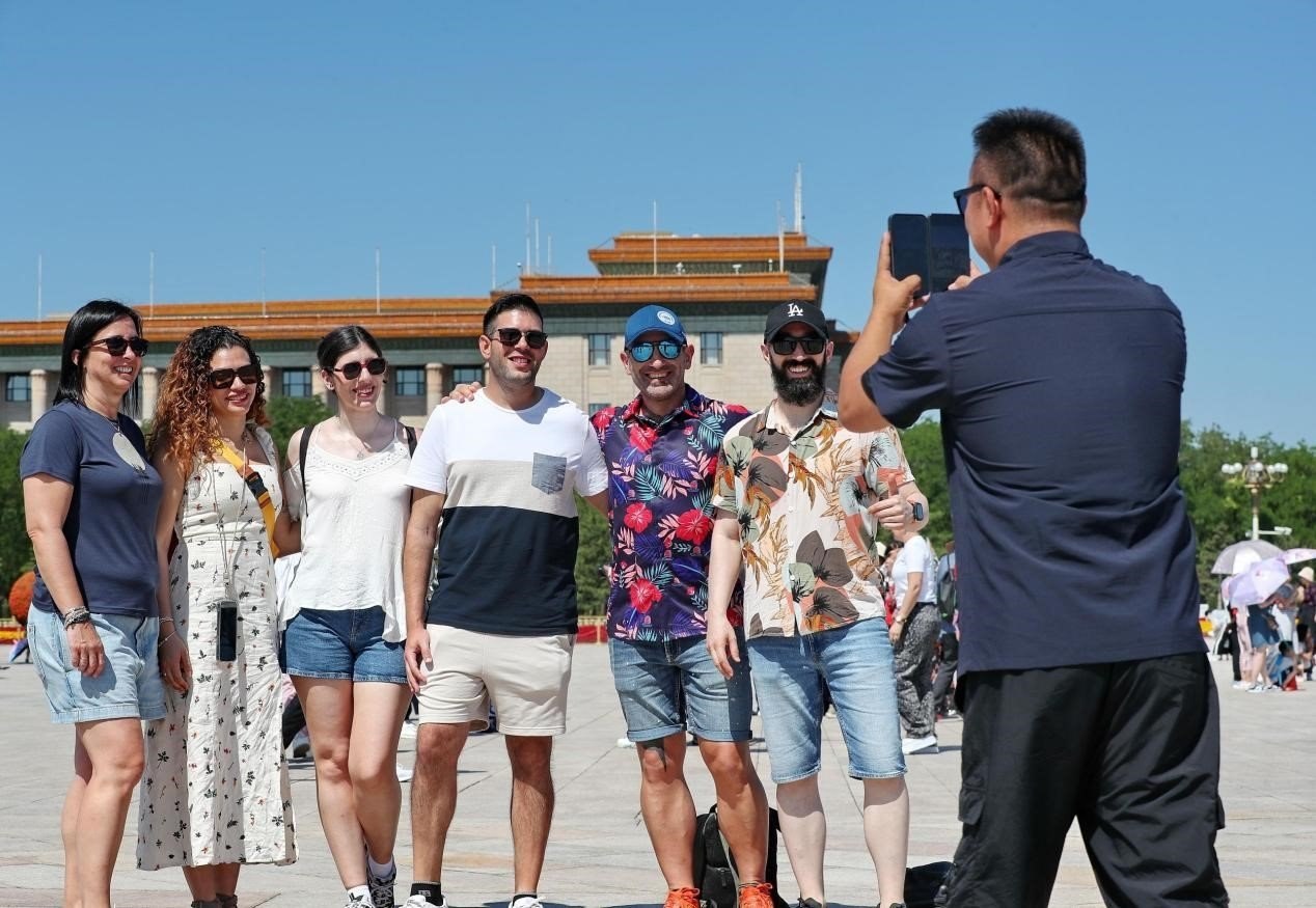 入境游持續(xù)升溫，眾多外國游客游覽天安門廣場。（圖片來源：視覺中國）