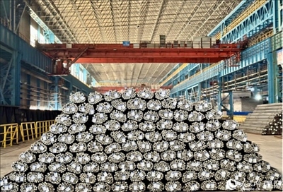 廠房?jī)?nèi)待運(yùn)輸?shù)耐ㄤ摦a(chǎn)品。人民網(wǎng) 謝瑩攝