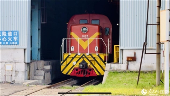 通鋼產(chǎn)品通過鐵路運(yùn)輸出場(chǎng)。人民網(wǎng) 謝瑩攝