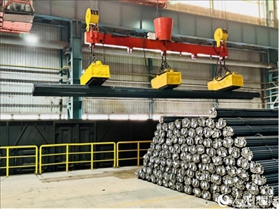 通鋼產(chǎn)品正在裝車。人民網(wǎng) 謝瑩攝