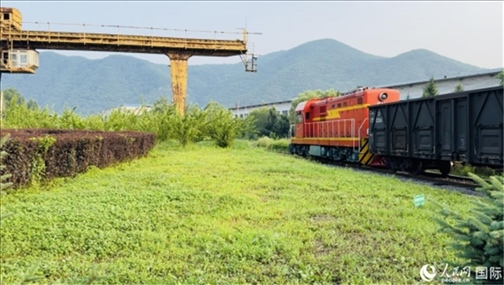 通鋼產(chǎn)品通過鐵路運(yùn)輸出場(chǎng)。人民網(wǎng) 謝瑩攝