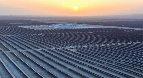 2023年11月13日拍攝的中國石油塔里木油田伽師縣60萬千瓦光伏發(fā)電項目（無人機照片）。新華社發(fā)（陳士兵攝）