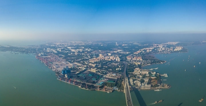 海南自貿(mào)港重點(diǎn)園區(qū)——洋浦經(jīng)濟(jì)開(kāi)發(fā)區(qū)（2023年12月31日攝，無(wú)人機(jī)全景照片）。新華社記者 蒲曉旭 攝