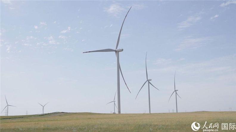 阿克莫拉州風(fēng)電項(xiàng)目群風(fēng)機(jī)。 人民網(wǎng)記者 葛泰佚攝