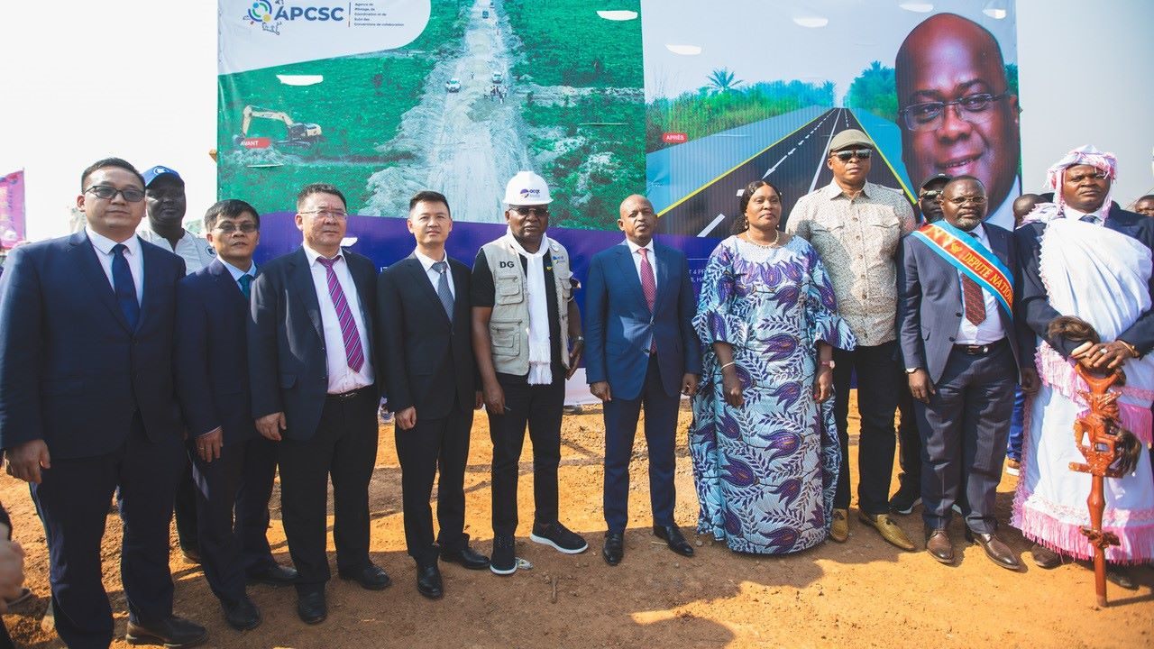 剛果（金）政府代表與中方企業(yè)代表出席開工儀式。中鐵資源集團供圖