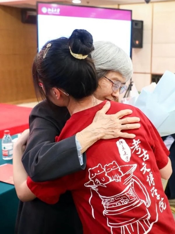 2023年，在校友向母校捐贈(zèng)儀式上，鐘芳蓉與樊錦詩(shī)擁抱。校方供圖