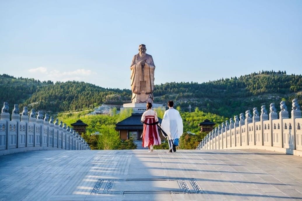 游客漫步尼山圣境領(lǐng)略古脈綿長。人民網(wǎng) 喬姝攝