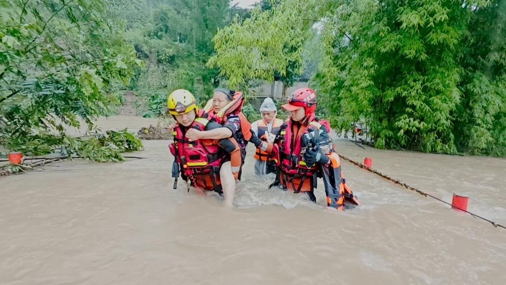 在忠縣，救援人員正在轉(zhuǎn)移受災(zāi)群眾。新華社發(fā)