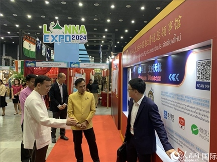 7月9日，中國(guó)駐清邁總領(lǐng)事陳海平與清邁副府尹威拉蓬等共同參觀以“暢游中國(guó)、支付無(wú)憂”為主題的中國(guó)展位。人民網(wǎng)記者章念生攝