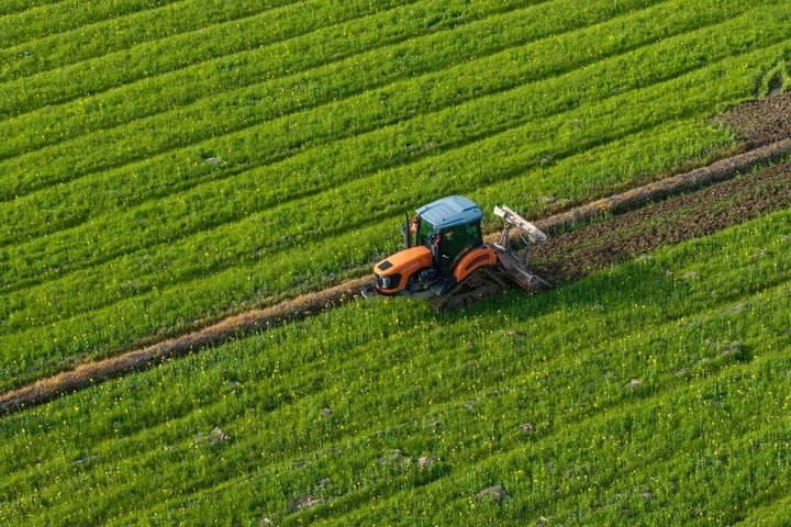 2024年3月19日，在湖南省常德市鼎城區(qū)謝家鋪鎮(zhèn)港中坪村，村民駕駛農(nóng)機(jī)翻耕田地（無人機(jī)照片）。新華社記者 陳思汗 攝