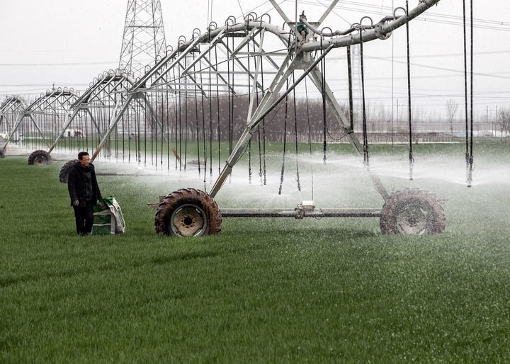 2024年3月18日，在河南省焦作市博愛縣孝敬鎮(zhèn)東原莊村瑞輝家庭農(nóng)場，村民使用全自動指針式噴灌機(jī)進(jìn)行澆灌作業(yè)。新華社發(fā)（程全攝）