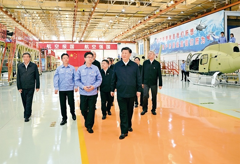 2023年10月10日至13日，中共中央總書記、國家主席、中央軍委主席習(xí)近平在江西考察。這是11日上午，習(xí)近平在景德鎮(zhèn)市昌河飛機工業(yè)（集團）有限公司考察。 新華社記者 燕雁/攝